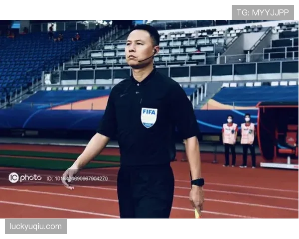 合法冲撞在足球规则中的判定条件与裁判标准解析